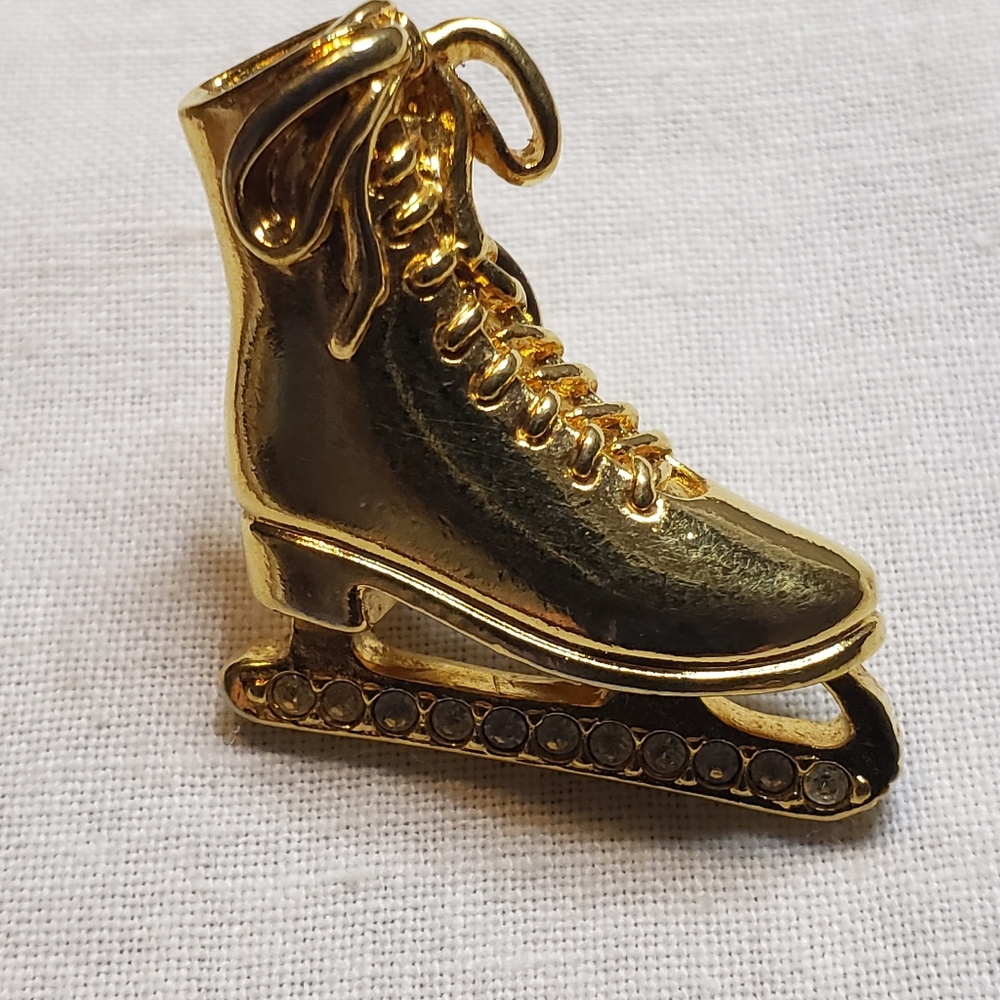 Beautiful Sparkling Vintage Avon Goldtone Ice Skate Tac Pin W/ clear rhinestones